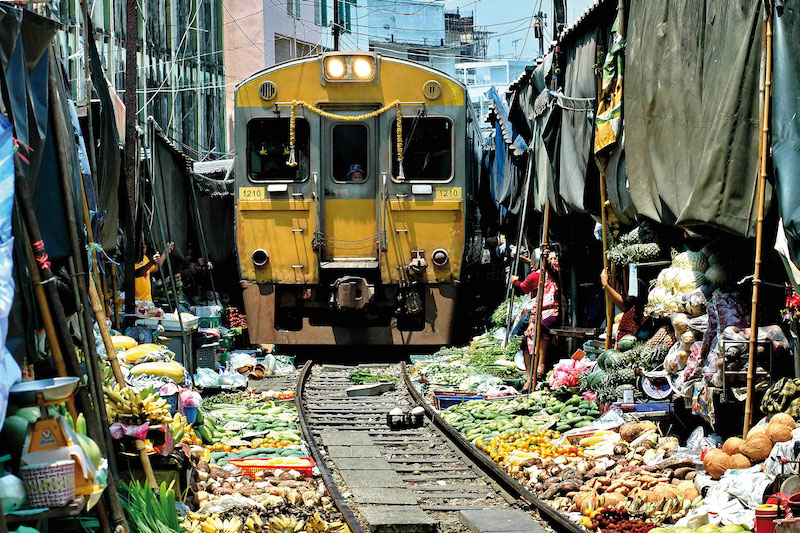 Maeklong train market